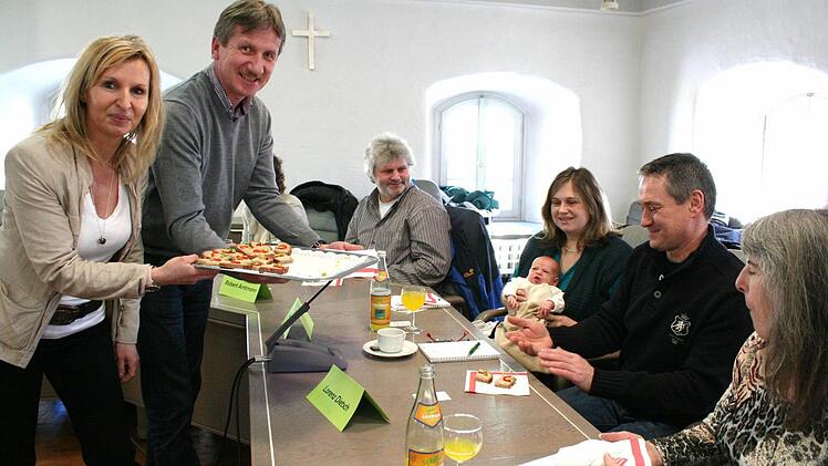 Niklas, gerade mal elf Tage alt, war der jüngste Teilnehmer. Die Häppchen mit Fischpastete, die Sandra Hammer und Helmut Dresel (von links) anbieten, durfte der Spross der Familie Dietsch aus Peppenhöchstadt noch nicht verkosten.
