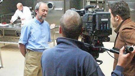 Die Forschungseinrichtung bietet seriöse Information rund ums Fleisch: Institutsleiter Klaus Troeger 2006 im Gespräch mit einem Fernsehteam.