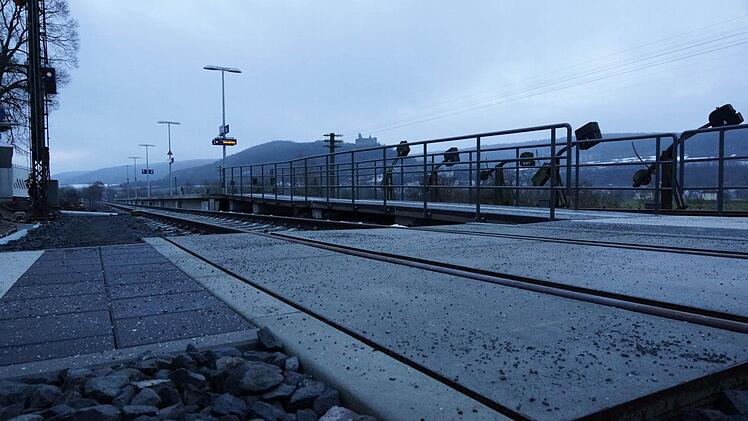 Fertig: In Elfershausen steht der neue Bahnsteig bereits.