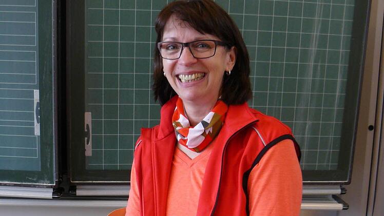 Im Klassenzimmer nahm sich Nordic-Walking-Trainerin Uschi Jung viel Zeit für die Fragen der Schülerinnen und Schüler. Foto: privat