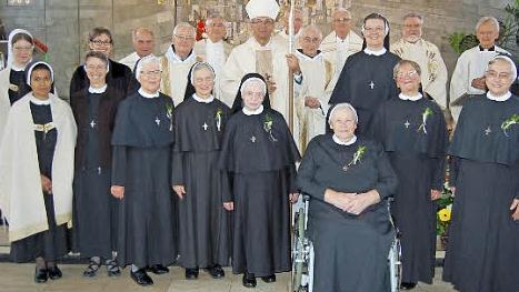 Die Jubilarinnen der Franziskusschwestern zusammen mit Abt Markus Eller, der den Festgottesdienst hielt. Foto: Andreas Welz