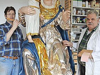 Restaurator Erwin Bickel (rechts) und sein Mitarbeiter Martin Dorn geben der Figur ihren letzten Schliff.  Foto: Karin Geyer