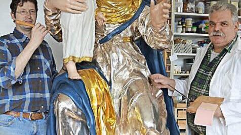 Restaurator Erwin Bickel (rechts) und sein Mitarbeiter Martin Dorn geben der Figur ihren letzten Schliff.  Foto: Karin Geyer