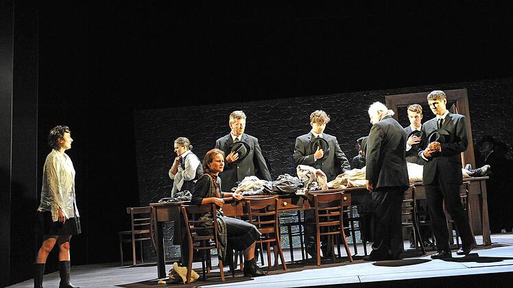 Szene aus "Riders to the Sea" am Landestheater CoburgFoto: Andrea Kremper