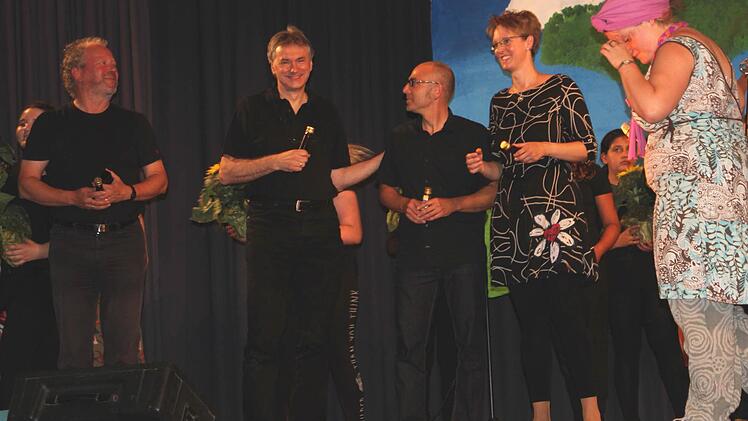 Großen Beifall gab es auch für die Lehrerband mit Rolf Bechmann, Anton Martin, Jürgen Schimmer, Christine Raab und vor allem Regina Huber (von links), die Gesamtregie führte.Fotos: Günther Geiling