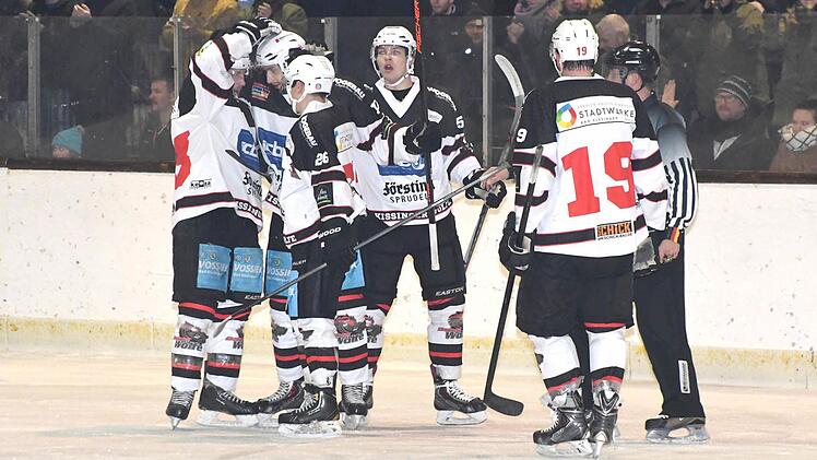 Mit 4:1 gewannen die Kissinger Wölfe (in weiß) das Unterfranken-Derby gegen den ERV Schweinfurt. Foto: Hopf