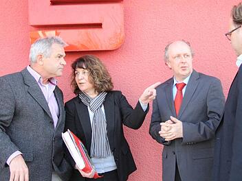 Einigkeit in Sachen Fusion: Kreisrätin Martina Stamm-Fibich im Gespräch mit Hemhofens Bürgermeister Ludwig Nagel (links), Geschäftsstellenleiter der Sparkasse in Hemhofen Roger Poncette (Zweiter von rechts) und dem Stellvertretenden Landrat Christian Pech.  Foto: Christian Bauriedel