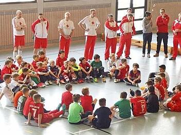 Die Trainer aus Erfurt und die Fu&szlig;balltalente aus den Ha&szlig;bergen bei der Einweisung vor den &Uuml;bungen Foto: privat