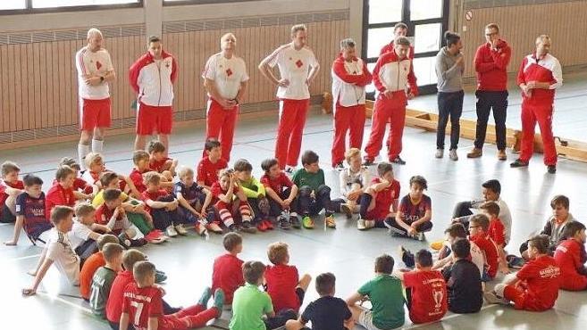 Die Trainer aus Erfurt und die Fu&szlig;balltalente aus den Ha&szlig;bergen bei der Einweisung vor den &Uuml;bungen Foto: privat