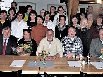 Mitarbeiter-Ehrungen beim BRK-Kreisverband; im Bild die Jubilare mit (sitzend, von links) Kreisgeschäftsführer Jürgen Dippold, Kreisvorsitzendem und Landrat Klaus Peter Söllner, Petra Haupt, Nobert Siegl, Jörg Angermann sowie stellvertretendem Kreisvorsitzenden und OB Henry Schramm Foto: Werner Reißaus