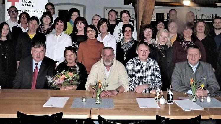 Mitarbeiter-Ehrungen beim BRK-Kreisverband; im Bild die Jubilare mit (sitzend, von links) Kreisgeschäftsführer Jürgen Dippold, Kreisvorsitzendem und Landrat Klaus Peter Söllner, Petra Haupt, Nobert Siegl, Jörg Angermann sowie stellvertretendem Kreisvorsitzenden und OB Henry Schramm Foto: Werner Reißaus