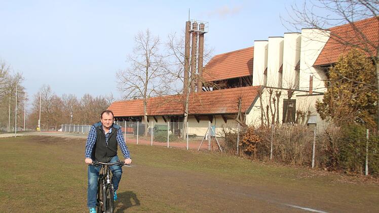 Mit dem Fahrrad legt Jürgen Dietz die Distanz zwischen den beiden Hallen zurück, für die er zuständig ist. Von der Adam-Riese-Halle (im Bildhintergrund) sind es rund 100 Meter zur Peter-J.-Moll-Halle.Matthias EinwagDietz