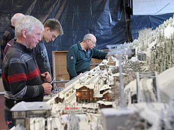 Die Lippstadter Eisenbahnfreunde haben die elf Meter lange Anlage "Winterlandschaft" aufgebaut und steuern am Wochenende Züge, Autos und eine Seilbahn. Foto: Simone Bastian