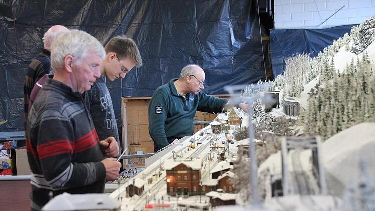 Die Lippstadter Eisenbahnfreunde haben die elf Meter lange Anlage "Winterlandschaft" aufgebaut und steuern am Wochenende Züge, Autos und eine Seilbahn. Foto: Simone Bastian