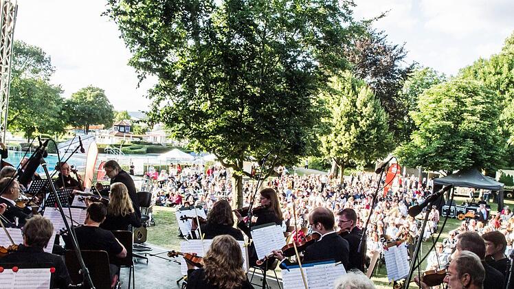 Stimmungsvolles Konzert vor großer Kulisse: Open-Air "Classic und Picknick" im Neustadter Freibad mit dem Orchester der Gesellschaft der Musikfreunde und dem Chor "Ziemlich beste Stimmen".Foto: Jochen Berger