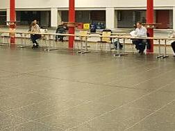 Mit großem Abstand waren die Stadtratsmitglieder bei der Sitzung im großen Karree über den Saal der Stadthalle verteilt.  Foto: Eckehard Kiesewetter