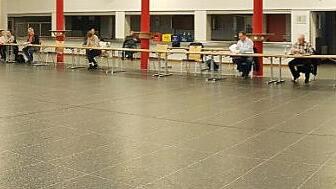 Mit großem Abstand waren die Stadtratsmitglieder bei der Sitzung im großen Karree über den Saal der Stadthalle verteilt.  Foto: Eckehard Kiesewetter