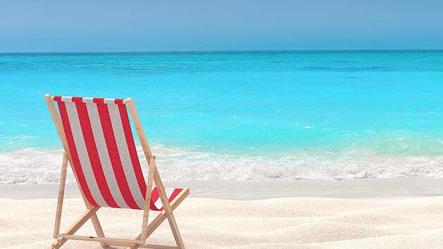 Strand im Ausland oder Balkonien? Diese Frage stellen sich viele angesichts der bevorstehenden Sommerferien. Symbolfoto: Adobe Stock