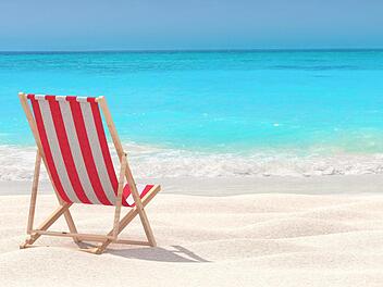 Strand im Ausland oder Balkonien? Diese Frage stellen sich viele angesichts der bevorstehenden Sommerferien. Symbolfoto: Adobe Stock