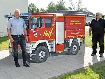 Sie waren bei der Vorstellung des Kunstwerks am Trafo dabei, von links: Günter Jira (Bayernwerk), Bürgermeister Wolfgang Borst, Feuerwehrkommandant Karlheinz Vollert und Walter Dietz (Bayernwerk).  Foto: mas