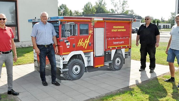 Sie waren bei der Vorstellung des Kunstwerks am Trafo dabei, von links: Günter Jira (Bayernwerk), Bürgermeister Wolfgang Borst, Feuerwehrkommandant Karlheinz Vollert und Walter Dietz (Bayernwerk).  Foto: mas