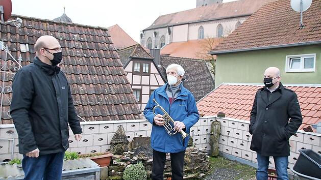 Toni Hiller (Mitte) &uuml;bergab die Trompete an Musikschulleiter Thomas Reu&szlig; (links). &Uuml;ber das Geschenk freute sich auch B&uuml;rgermeister Michael Kastl.  Foto: Thomas Malz