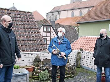 Toni Hiller (Mitte) übergab die Trompete an Musikschulleiter Thomas Reuß (links). Über das Geschenk freute sich auch Bürgermeister Michael Kastl.  Foto: Thomas Malz