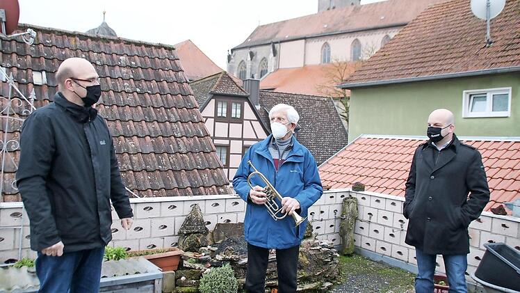 Toni Hiller (Mitte) übergab die Trompete an Musikschulleiter Thomas Reuß (links). Über das Geschenk freute sich auch Bürgermeister Michael Kastl.  Foto: Thomas Malz