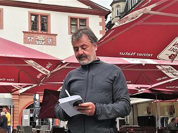 Journalist Volker Häring bei seiner Recherche in der Altstadt.