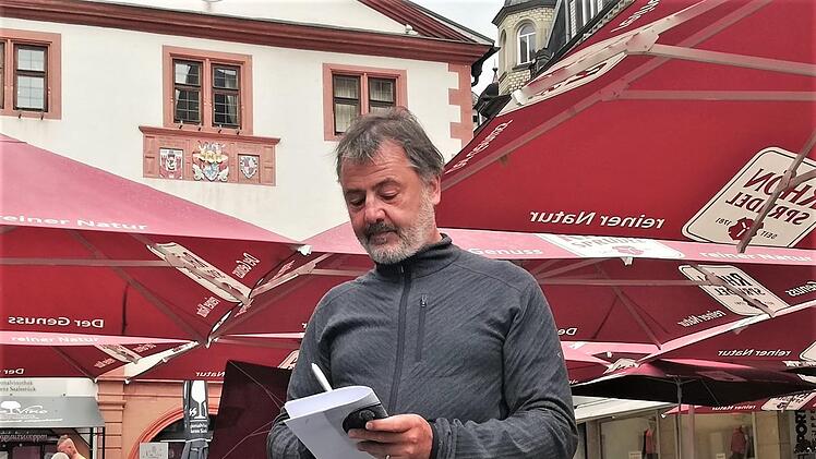 Journalist Volker Häring bei seiner Recherche in der Altstadt.