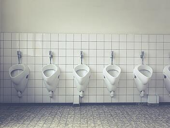 Nazi-Geschmiere auf Schulklos in Bayreuth - Polizei nimmt Täter fest Nazi-Geschmiere auf Schulklos in Bayreuth - Polizei nimmt Täter fest