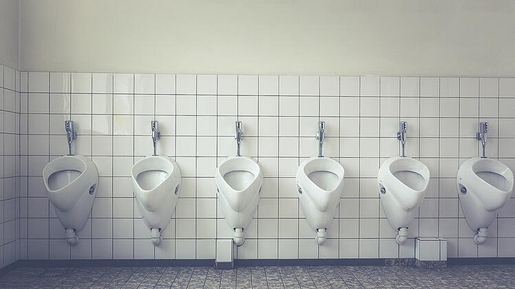 Nazi-Geschmiere auf Schulklos in Bayreuth - Polizei nimmt T&auml;ter fest