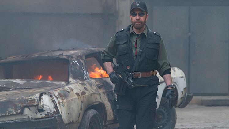 "Wie viele Liegest&uuml;tzen schafft Chuck Norris? Alle!" 2012 war Chuck Norris in dem Ensemble-Actioner "The Expendables 2" zu sehen. Nat&uuml;rlich machte er wieder eine gute Figur. Der f&uuml;nffache Vater ist quasi unverg&auml;nglich.