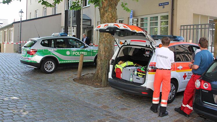 Auch Sanitäter hielten sich für den Ernstfall bereit. Anfangs war auch die Feuerwehr alarmiert worden.