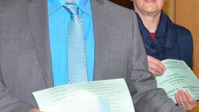 Theo Vey (Ermershäuser Bürgerliste) gab zusammen mit seiner Frau Beate im Rathaus seine Stimme ab. Foto: Schmidt