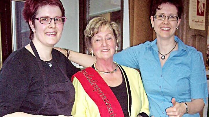 Freudestrahlend und mit einer Schärpe geziert, präsentierte Monika Bartsch ihre Siegerroulade, das "Kalbsröllchen Monika". Flankiert wird sie von Susanne Lassotta (links) und Melanie Kühn. Foto: Doris Weidner
