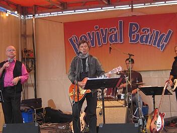 Nostalgische Gefühle wollen die Musiker der "Revival Band" bei ihrem Gastspiel im "TECnet Zentrum" wecken. Das Foto zeigt (von links) Sänger und Gitarrist Gerd Löffler, Gitarrist und Sänger Ulli Fritsche, Schlagzeuger Gerrit Appel, Bassist Moritz Eisentraut sowie Gitarrist und Sänger Uwe Rauch.  Foto: privat