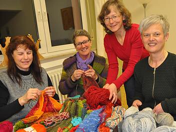 Beim Strick-Café im Ramsthaler "Haus erLebenskunst" tauschen sich unter anderem (von links) Renate Kühnlein, Ingrid Nöth, Margit Schneider und Birgit Kaiser-Kaufmann regelmäßig über ihr Hobby aus. Am kommenden Sonntag zeigen sie, was man alles aus Wolle machen kann. Foto: Maria Ruppert