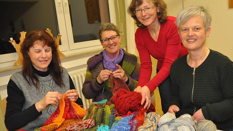 Beim Strick-Café im Ramsthaler "Haus erLebenskunst" tauschen sich unter anderem (von links) Renate Kühnlein, Ingrid Nöth, Margit Schneider und Birgit Kaiser-Kaufmann regelmäßig über ihr Hobby aus. Am kommenden Sonntag zeigen sie, was man alles aus Wolle machen kann. Foto: Maria Ruppert