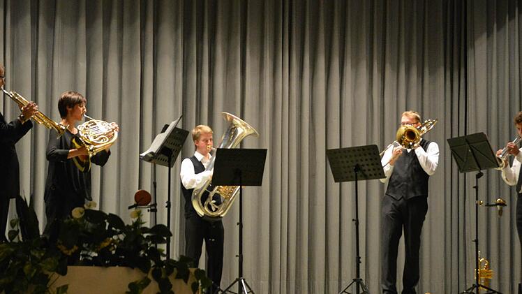 Das Main-Quintett mit Ronja Dittmar (Trompete), Isabell Schmitt (Horn), Dominik Nuß (Tuba), Tobias Zimmer (Posaune) und Mike Bräutigam bei seinem Konzert im Kursaal. Foto: Björn Hein