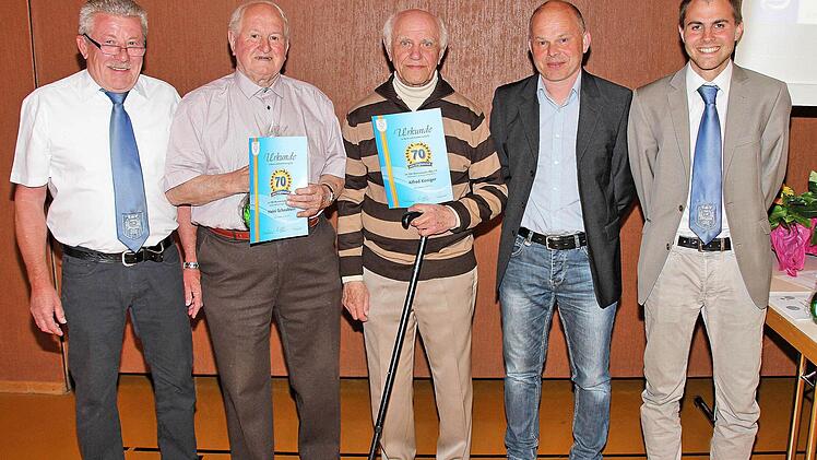 70 Jahre haben Heini Scheublein (2. von links) und Alfred Königer (daneben) dem TSV die Treue gehalten. Foto: Dieter Britz