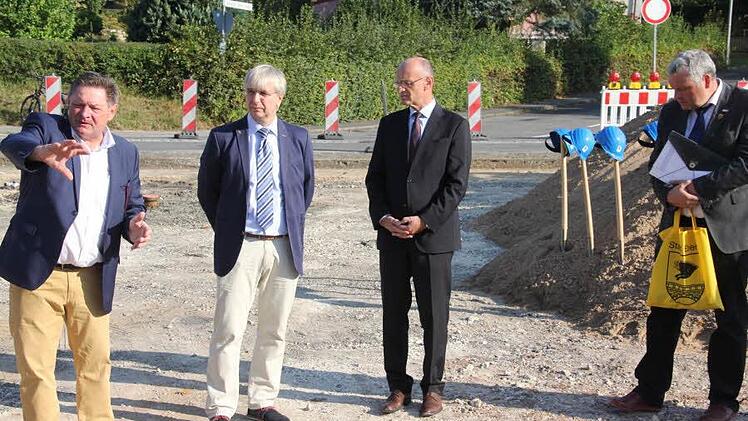 Gesten- und Wortreich legt Staatssekretär Gerhard Eck (links) dar, dass der Kreisverkehr in der Coburger Straße eine gute Lösung von Verkehrsproblemen darstelle. Er freute sich, dass alle an einem Strang zur Umsetzung zogen, u.a. das Staatliche Straßenbauamt, vertreten durch (weiter von links) Manfred Rott, Landrat Wilhelm Schneider und Bürgermeister Jürgen Hennemann. Foto: Helmut Will