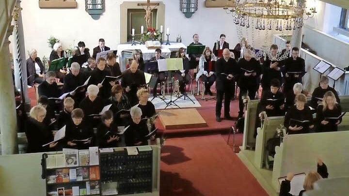 Posaunenchöre im Altarraum, in den Bänken die Choradstanten  Foto: ph