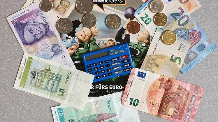 Am 1. Januar 2002 war der "€-Day". Seinerzeit gab es an den Geldautomaten und Bankschaltern die Euro-Münzen und Scheine, die D-Mark verschwand. Aus dieser Zeit stammt auch der elektronische Währungsumrechner, den es auch in Getränkemärkten gab. Foto: Ch. Winter