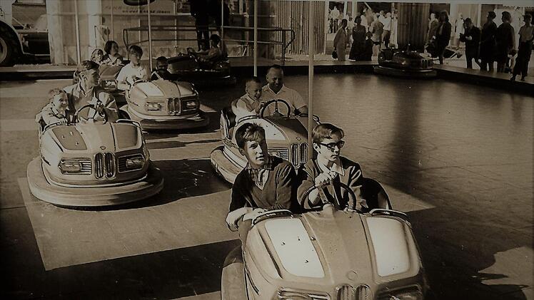Magische Anziehungskraft übten die Autoskooter 1967 nach dem Kinderumzug auf den Nachwuchs aus, allerdings immer in Begleitung.  Repro: Gerd Fleischmann