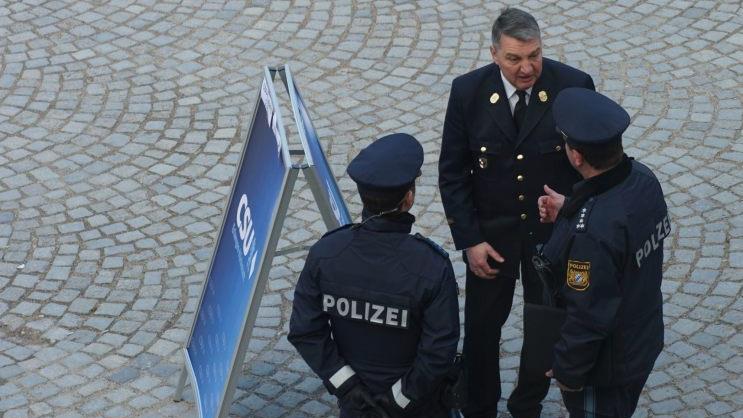 Einsatzbesprechung der Polizei, die die Veranstaltung sicherte.