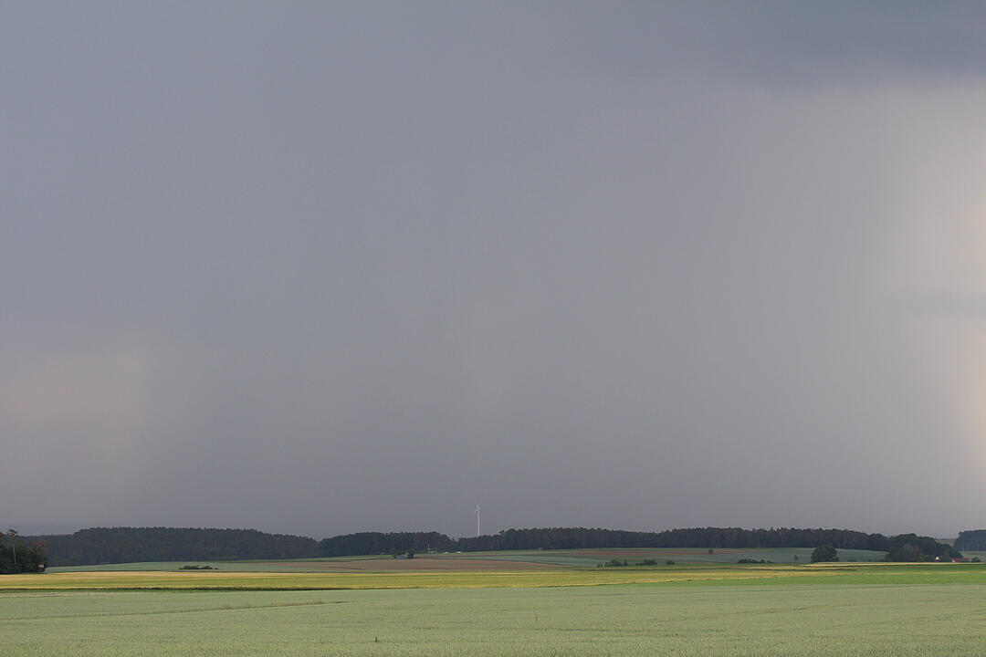 Mehrere zentimeterdicke Hagelkörner gehen in Franken nieder