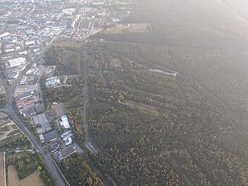 Der Wald um den es geht, liegt wenige Meter östlich vom Berliner Ring. Nach Angaben der Stadt sind 45 Hektar Wald betroffen, die Bürgerinitiative spricht von knapp 60 Hektar.  p.