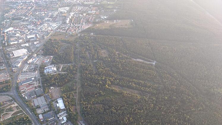 Der Wald um den es geht, liegt wenige Meter östlich vom Berliner Ring. Nach Angaben der Stadt sind 45 Hektar Wald betroffen, die Bürgerinitiative spricht von knapp 60 Hektar.  p.