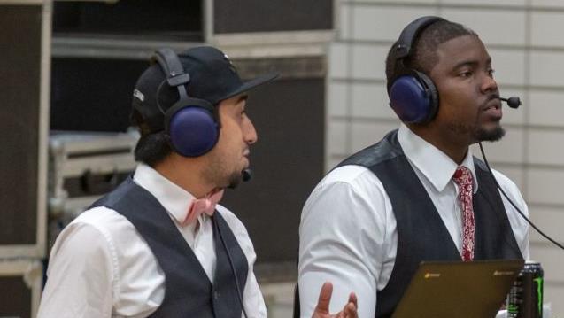Stilsicher, stimmgewaltig und witzig: Manny Alvarez (l.) und Allen Bell kommentieren die Spiele live.